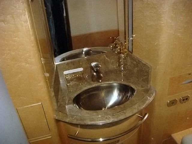 Файл:Янукович - самолет.jpg