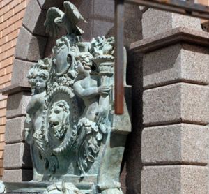 Архитектурный компонент на фасаде дома Литвина.jpg