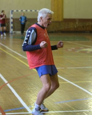 Владимир Литвин в позе YES!.jpg