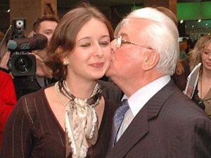 Леонид Кравчук с внучкой Машей.jpg